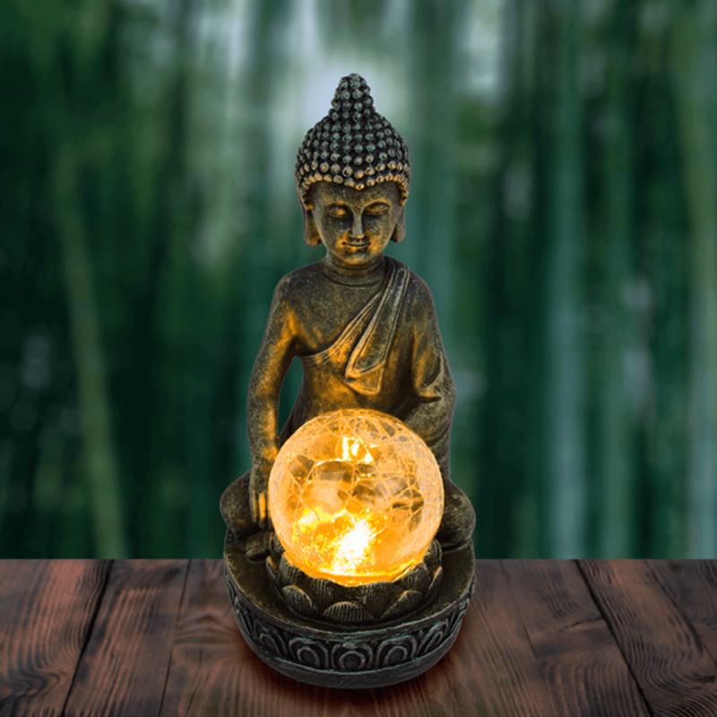 Meditujúci Buddha so solárnou LED dekoratívne popraskanou guľou