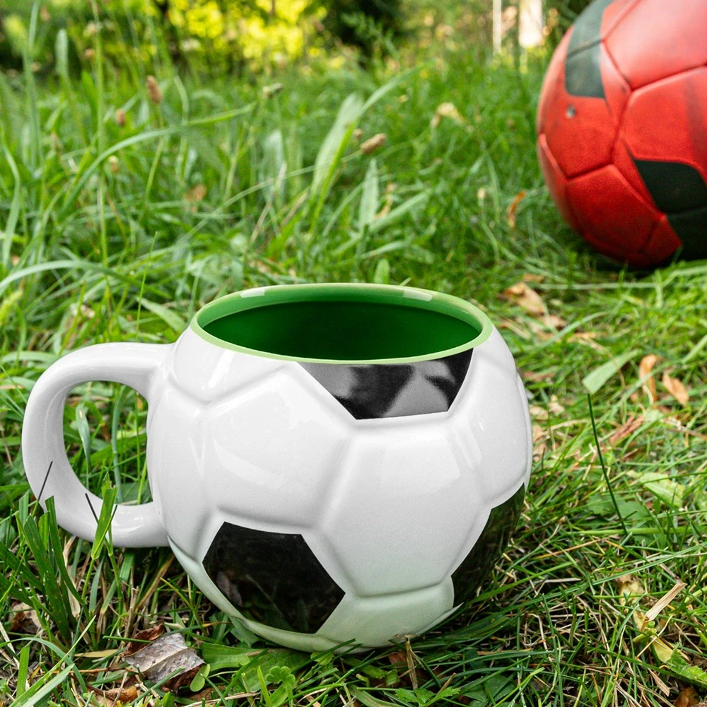 Hrnček pre futbalistu v krabičke - Futbalová lopta, zelené vnútro