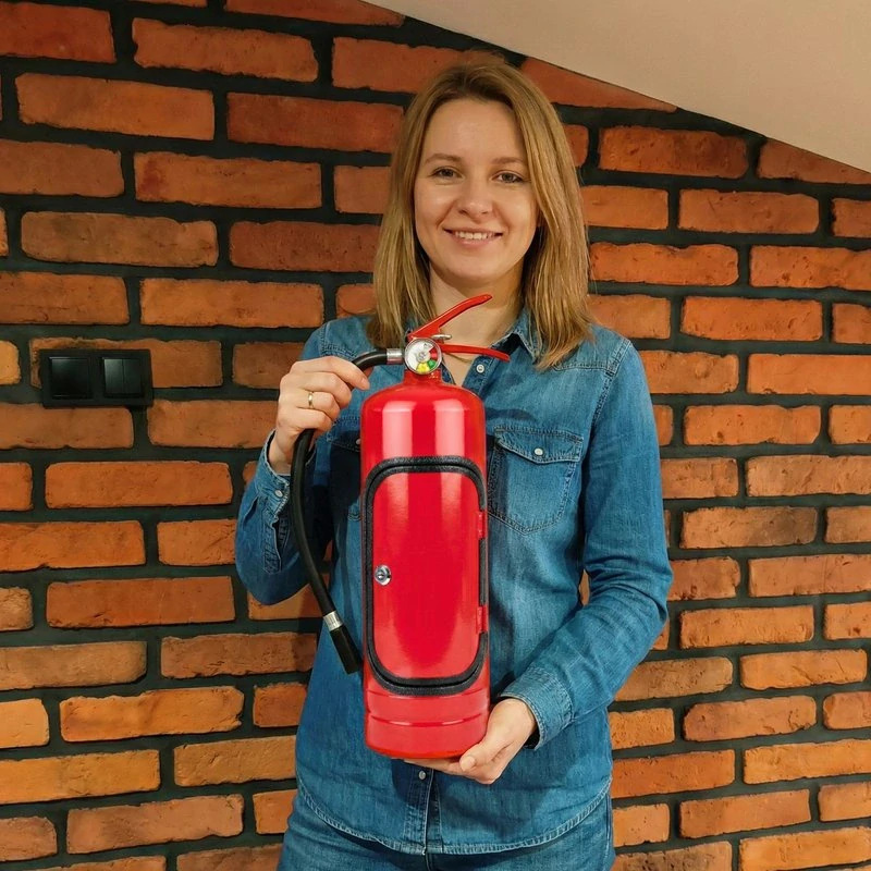 Minibar v tvare hasiaceho prístroja 45 cm – uzamykateľná skrýša na fľašu až 1 l, darček pre hasiča