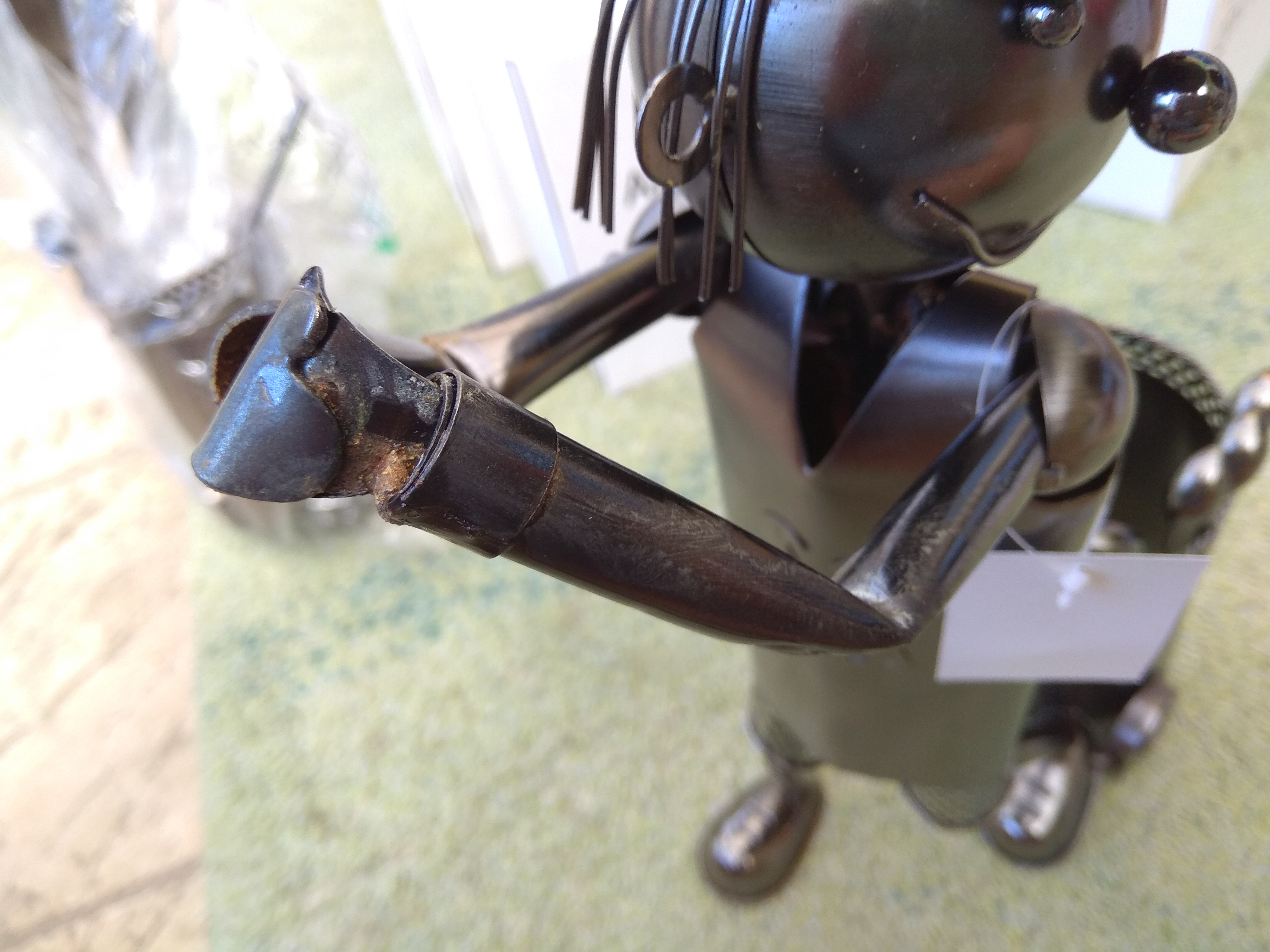 II. AKOSŤ - Kovový stojan na fľašu GOLFISTA S BAGOM (28068), hrdza na dlaniach, rukách a v pravom podpazuší