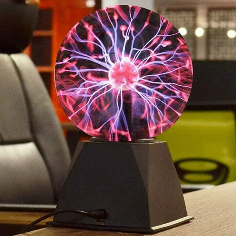 Veľká plazmová guľa reagujúca na hudbu 