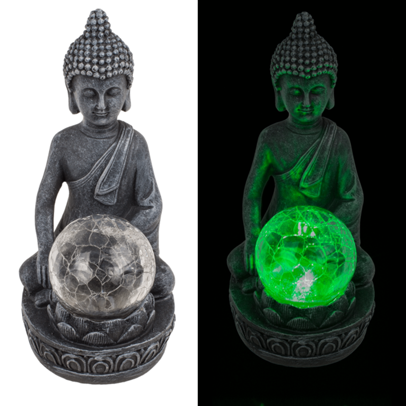 Meditujúci Buddha so solárnou LED dekoratívne popraskanou guľou