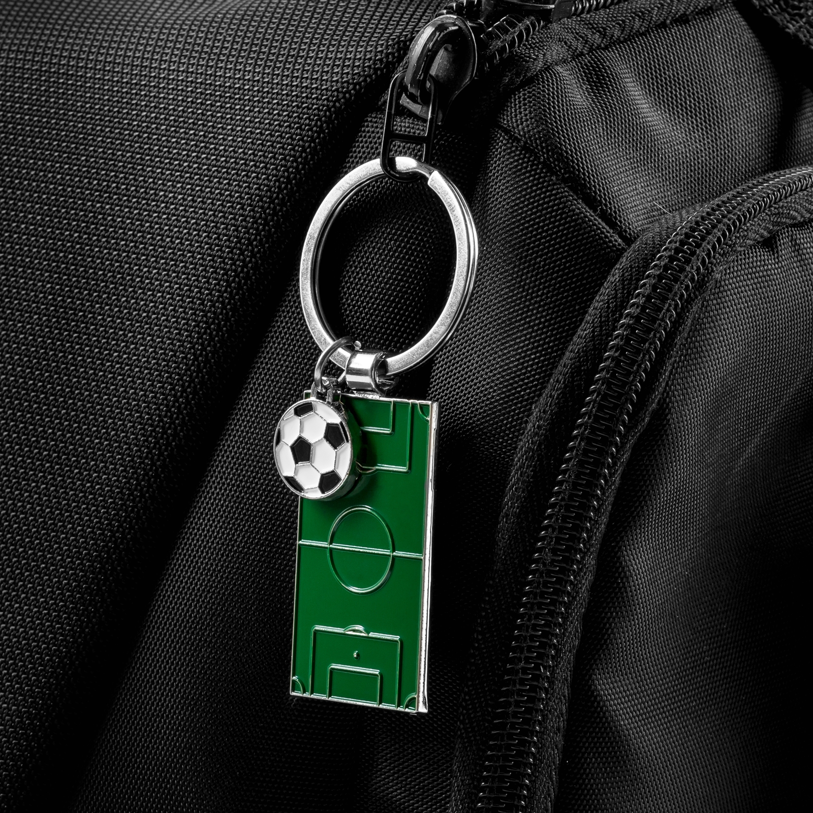 Prívesok na kľúče pre futbalistu – Ihrisko a futbalová lopta