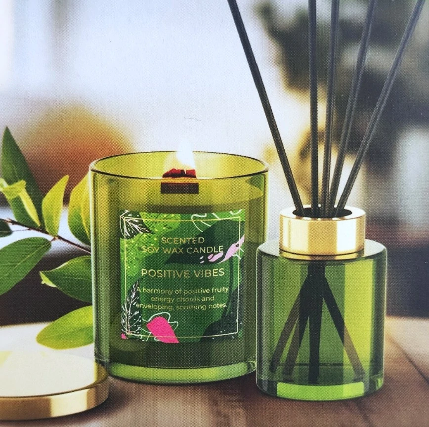 Darčeková kazeta aróma difuzér a sviečka Positive Vibes Bartek Candles - vôňa ovocno kvetinová 220 g + 100 ml