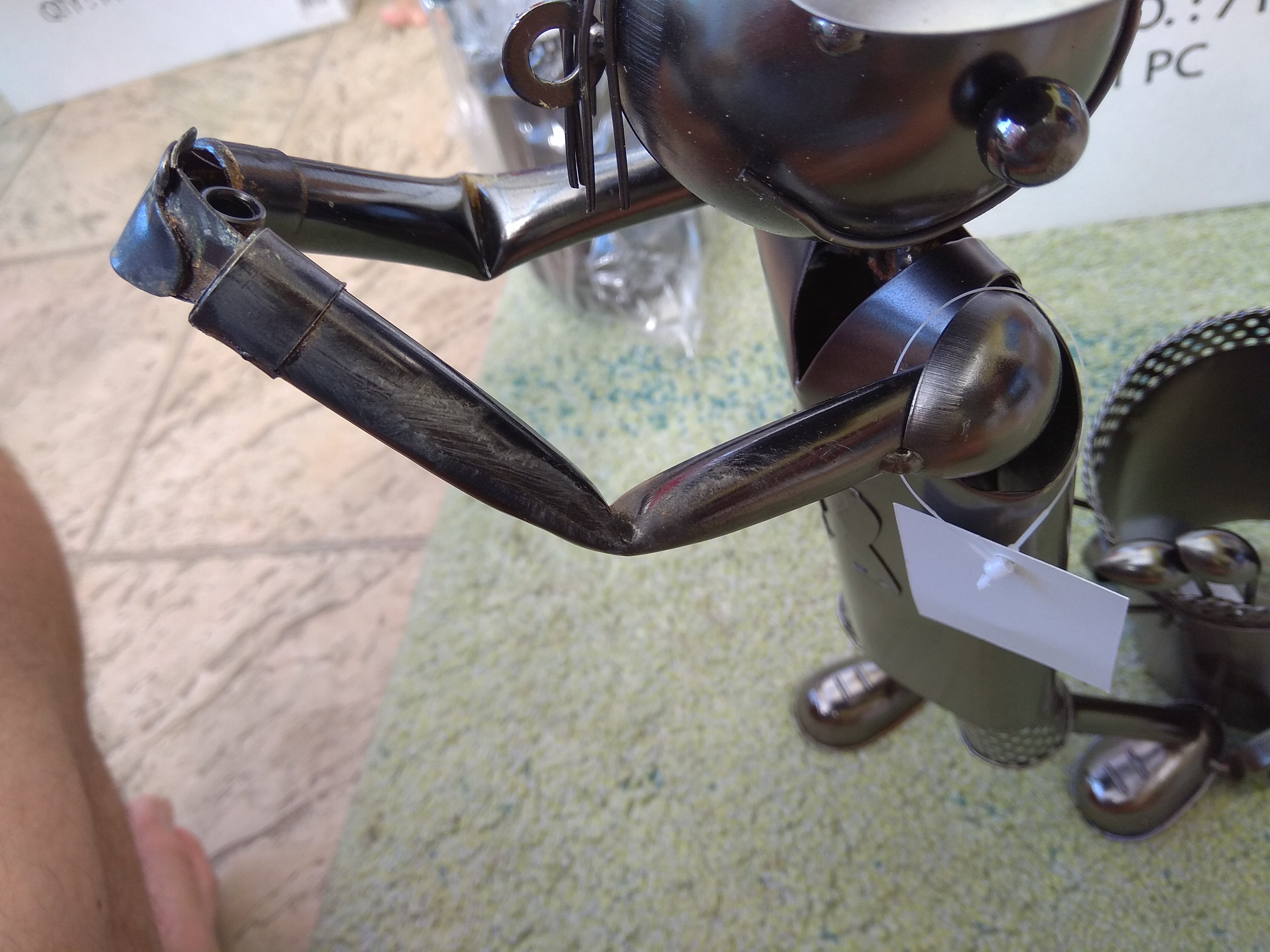 II. AKOSŤ - Kovový stojan na fľašu GOLFISTA S BAGOM (28068), hrdza na dlaniach, rukách a v pravom podpazuší