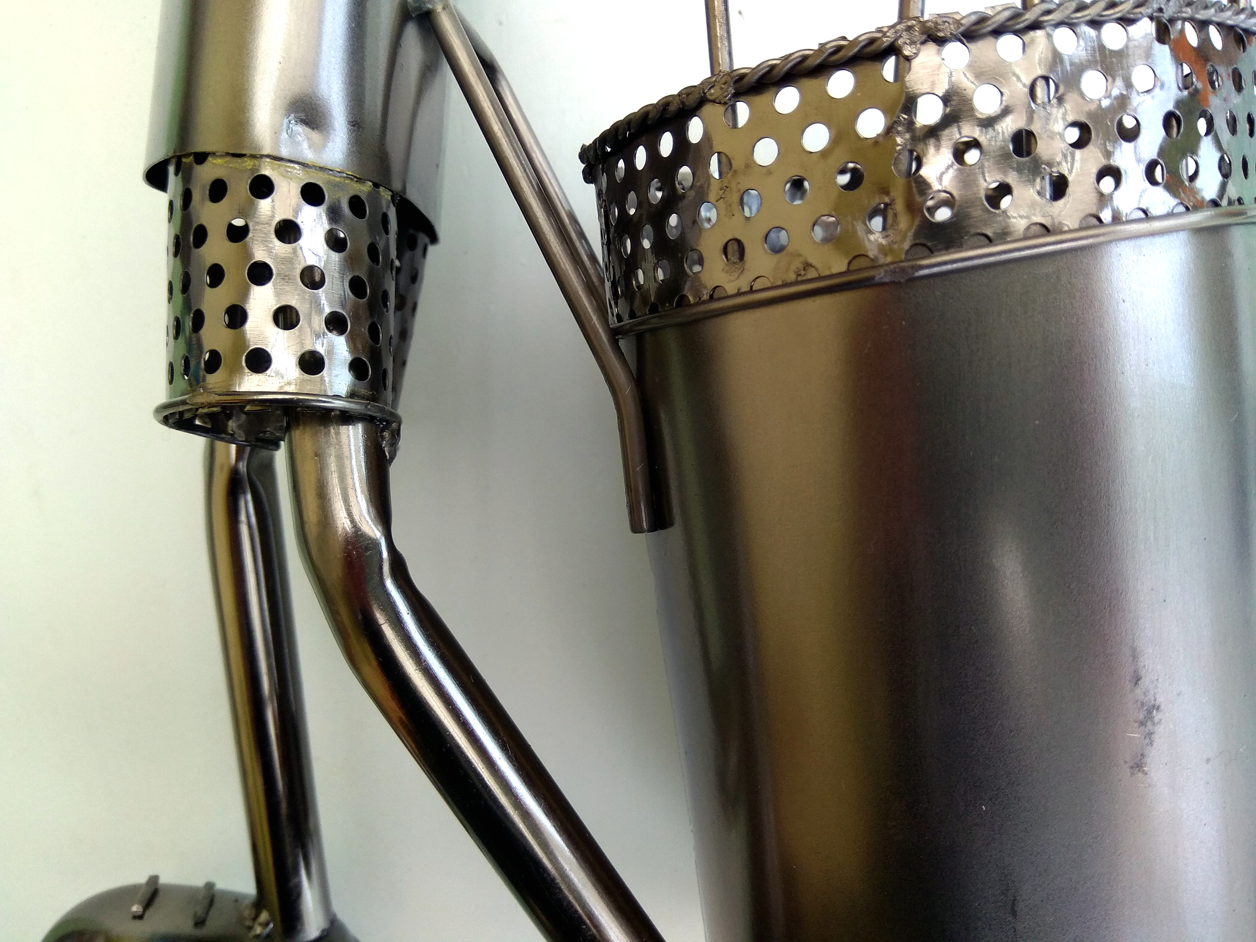 II. AKOSŤ - Kovový stojan na fľašu GOLFISTA S BAGOM (28068), na tele ušpinené od lepidla (kvapky),na prelome tela a pravej nohy hrdza, nezačistený otvor v spodnej časti hlavy, drobný kaz na bagu