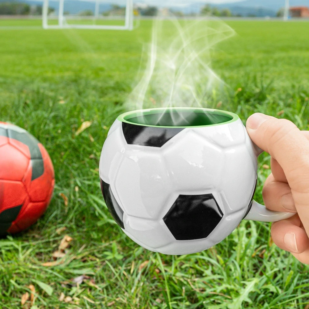 Hrnček pre futbalistu v krabičke - Futbalová lopta, zelené vnútro