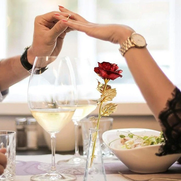 Večná ruža v darčekovom balení – červená so zlatým stonkom