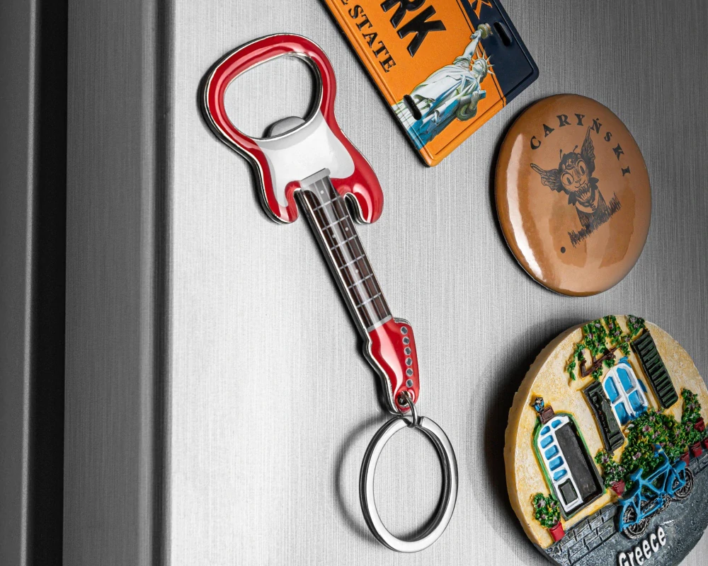 Prívesok na kľúče Červená elektrická gitara – otvárač s magnetom