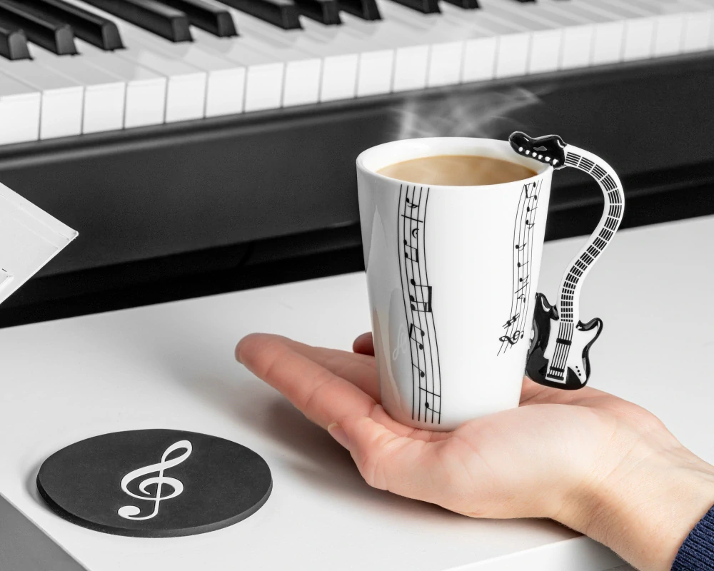 Hudobná darčeková sada Hrnček Čierna elektrická gitara – podtácok Husľový kľúč