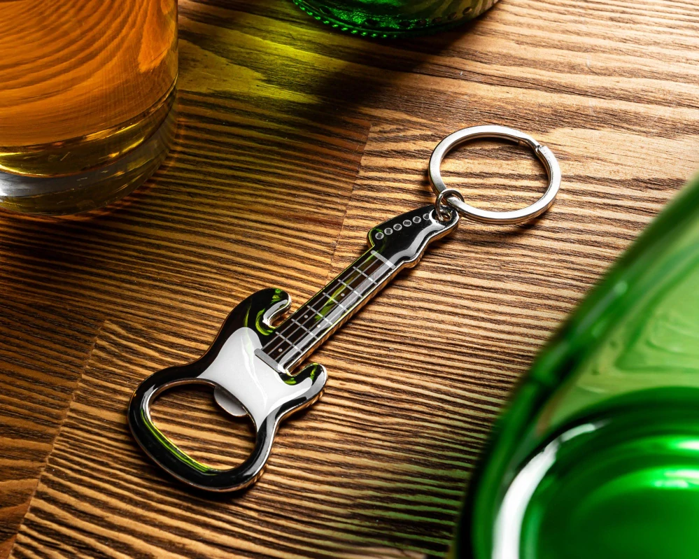 Prívesok na kľúče Čierna elektrická gitara – otvárač s magnetom