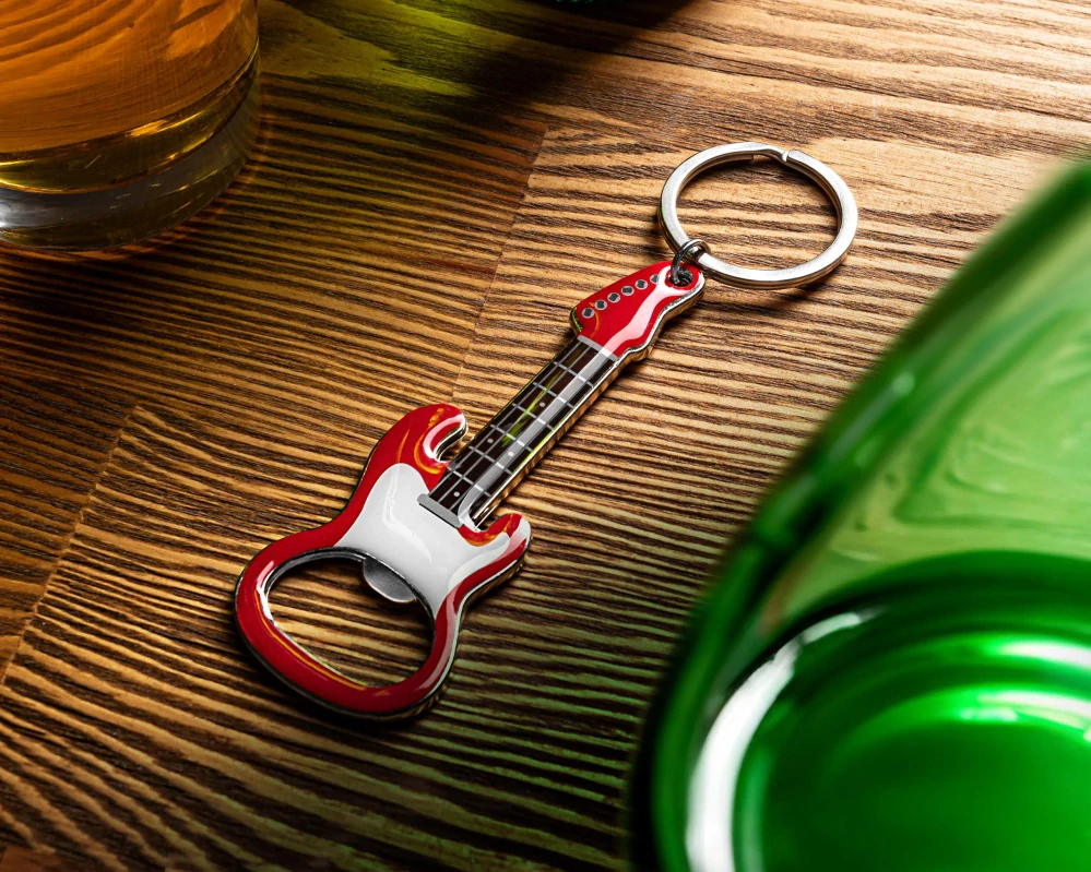 Prívesok na kľúče Červená elektrická gitara – otvárač s magnetom
